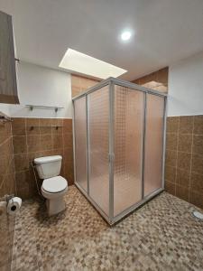 提瓦坎Sensity Home Recamara moderna的浴室配有淋浴和卫生间。