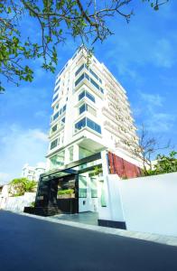 科伦坡科伦坡美景酒店的街道前高大的白色建筑