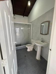 Mochima Inn的一间带卫生间和水槽的浴室