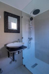 马拉喀什RIAD TAWSALANE的一间带水槽和淋浴的浴室