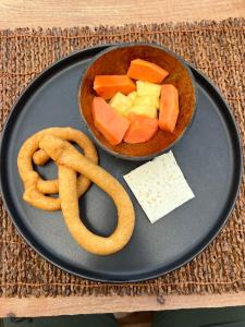 努基Irana Pacific Hotel的盘子里放着一碗带薄饼和蔬菜的食物