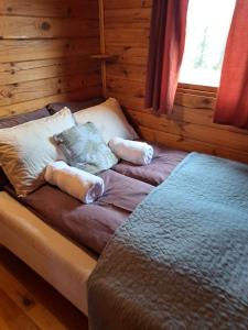 胡萨维克Kaldbaks-kot cottages的小木屋内的一张床位,配有枕头