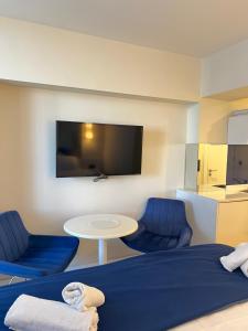 巴统Sea views apartments In Batumi的客房设有1张床、1张桌子和1台电视。