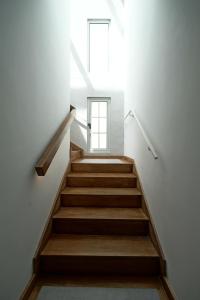 巴拿马城Casa Contemporánea by Wynwood House的楼梯,位于一栋带窗户的建筑内