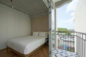 巴拿马城Casa Contemporánea by Wynwood House的一间卧室设有一张床和一个阳台