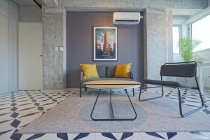 巴拿马城Casa Contemporánea by Wynwood House的客厅配有沙发和桌子