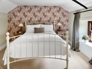West StourMill View Cottage的卧室配有白色床和粉红色墙壁