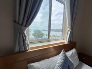 吉婆岛Làng Chài Hotel & Restaurant的卧室窗户享有水景