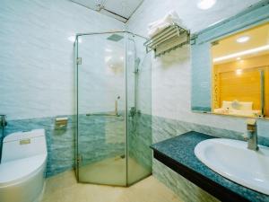 吉婆岛Làng Chài Hotel & Restaurant的一间带玻璃淋浴、卫生间和水槽的浴室