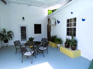 威廉斯塔德Apartment Rustic Curaçao的庭院配有桌椅和植物