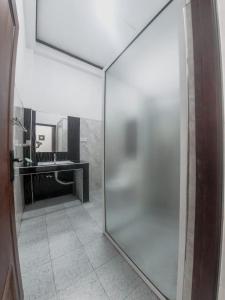 康提Kandy Forest Villa Hotel的浴室设有玻璃门和镜子