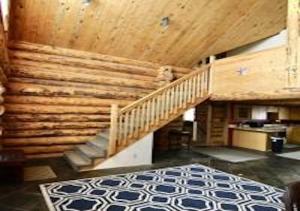 布兰丁Log Haven in Blanding的客房设有楼梯和木制天花板
