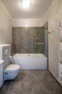 罗兹维哥酒店的带浴缸、卫生间和淋浴的浴室。
