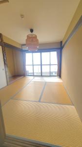 尾道市Guest House Gamigami的一间空房间,设有大窗户和吊灯