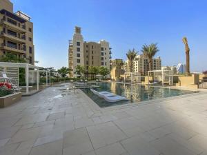 迪拜Silkhaus newly furnished 1BDR next to Burj Al Arab的一座位于高楼城市的游泳池