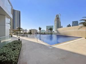 阿布扎比Silkhaus Al Reem island Modern 1BDR的一座位于高楼城市的游泳池
