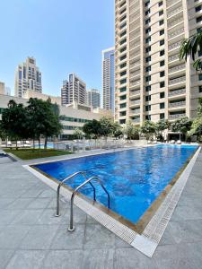 迪拜Silkhaus chic 1BDR with patio near Burj Khalifa的一座位于城市的游泳池,有高大的建筑