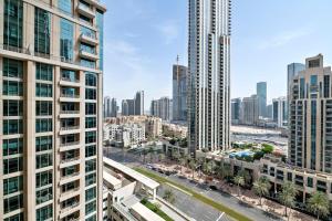 迪拜Silkhaus chic 1BDR with patio near Burj Khalifa的城市空中景观高楼