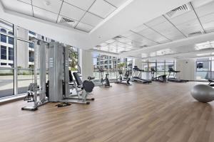 迪拜Silkhaus spacious studio in Art Gardens with gym & pool access的大楼内带跑步机和机器的健身房