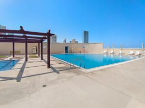 阿布扎比Silkhaus New Pad with Pool & Gym near Reem Mall的一座大楼顶部的游泳池