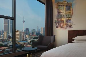 吉隆坡Four Points by Sheraton Kuala Lumpur, Chinatown的卧室配有床、椅子和窗户。