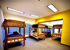 拉巴斯the weekend hostel的一间设有三张双层床和两面镜子的客房