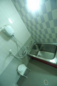 Minami-sotoborichōNagoya Apartment Oosu的一间带水槽和卫生间的浴室