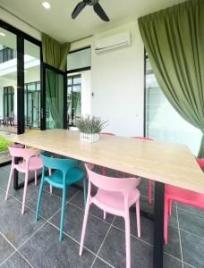 新山Desaru 20Pax Cozy Chill villa Private Pool的一张大木桌子和椅子