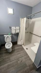 默夫里斯伯勒杰克逊汽车旅馆 的一间带卫生间和浴缸的浴室