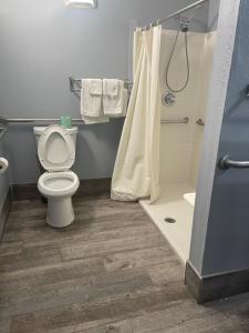 默夫里斯伯勒杰克逊汽车旅馆 的一间带卫生间和淋浴的浴室
