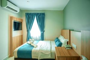 吉隆坡吉隆坡中心欧罗生活酒店的一间卧室,床上有泰迪熊