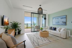 西湾VIDA Cayman的客厅配有沙发和桌子