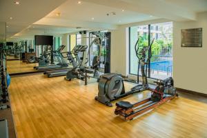 安君纳Fairfield by Marriott Goa Anjuna的健身房设有数台跑步机和健身自行车