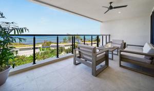 西湾VIDA Cayman的客房设有海景阳台。