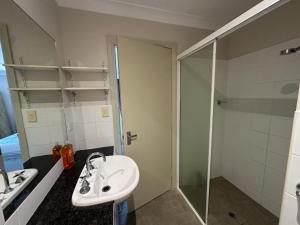 悉尼Elegant 2 Bedroom home close to city buz Bridge RD 2 E-Bikes Included的一间带水槽和淋浴的浴室