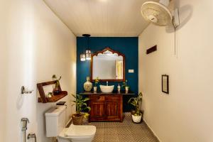 阿贡达Agonda Cottages的一间带水槽、镜子和卫生间的浴室