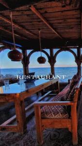 达哈布幻影村酒店的一张木桌和长凳,享有海景