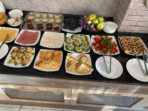 撒马尔罕伊斯宏奇酒店的自助餐,包括许多不同类型的食物