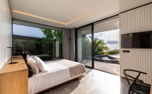Pointe MilouLuxury Vacation Villa 20的一间卧室设有一张大床和一个大窗户