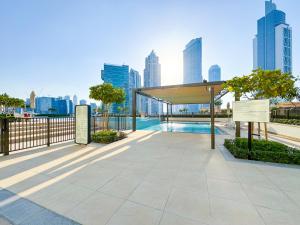 迪拜Stay in First Class at Downtown by 2nd Best Home, Dubai - 2BR - Burj Khalifa View的从建筑屋顶可欣赏到城市天际线的景色