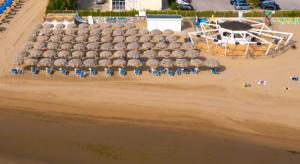 佩斯卡拉丽晶特酒店的海滩空中景色,设有舞台和椅子