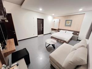 马公采居海景民宿 的酒店客房,设有两张床和一张沙发