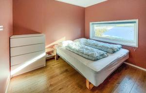 SvinøyBeautiful Home In Lindesnes With Wi-fi的小房间设有床和窗户