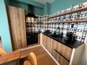 多布里尼什特Villa in Ruskovets Resort的厨房的墙壁上铺有黑白瓷砖。