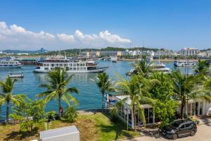 下龙湾Emperor Cruises Legacy Ha Long的享有海港和水中船只的景色