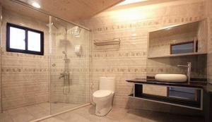 马公采居海景民宿 的带淋浴、卫生间和盥洗盆的浴室