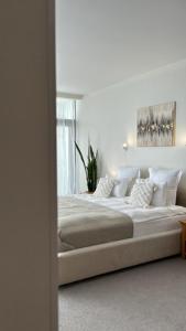 敖德萨波特费诺精品酒店的一间卧室配有一张带镜子的大床