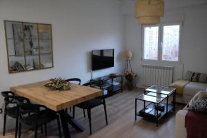 萨拉戈萨Capricho Lostal的客厅配有木桌和沙发