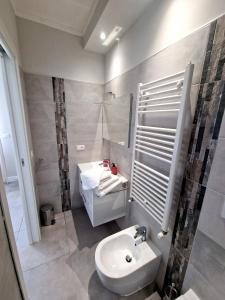 拉奎拉Il Filo Rosso的浴室配有白色卫生间和盥洗盆。