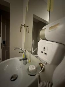 亚喀巴Aladnan hotel的白色的浴室设有水槽和镜子